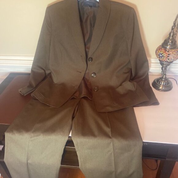 Collections by Le Suit Brown Jacket and pant Suit, size 14 - Picture 6 of 9